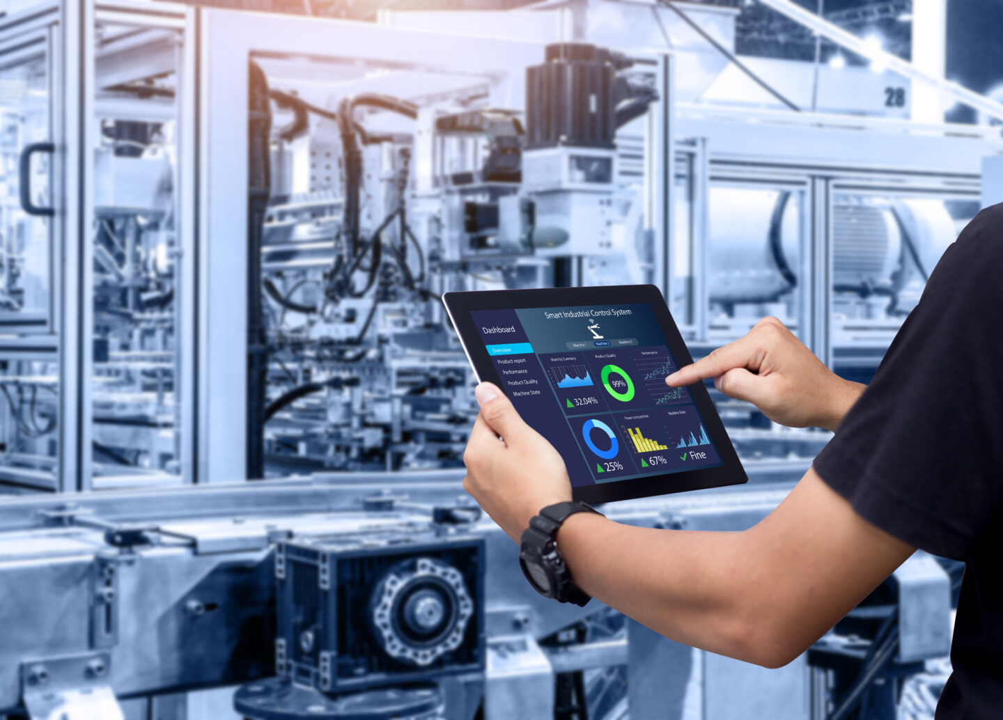 Person, die ein Tablet mit einem industriellen Kontrollsystem hält, im Hintergrund ist eine moderne Fabrikumgebung zu sehen. Energiesparen in der Industrie mit Energiemanagement.