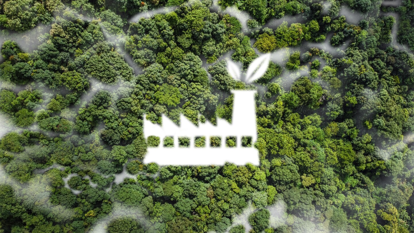 Luftaufnahme eines dichten Waldes mit einem weißen, transparenten Symbol einer Fabrik, die Blätter aus dem Schornstein emittiert als Symbol für industrielle Nachhaltigkeit.