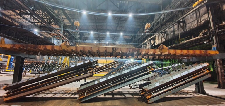 Industriehalle mit intelligenter LED Industriebeleuchtung bei BBV Baustahl und Belchverarbeitung