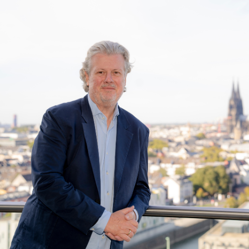 Geschäftsführer Dirk Ahke vor der Köln Skyline