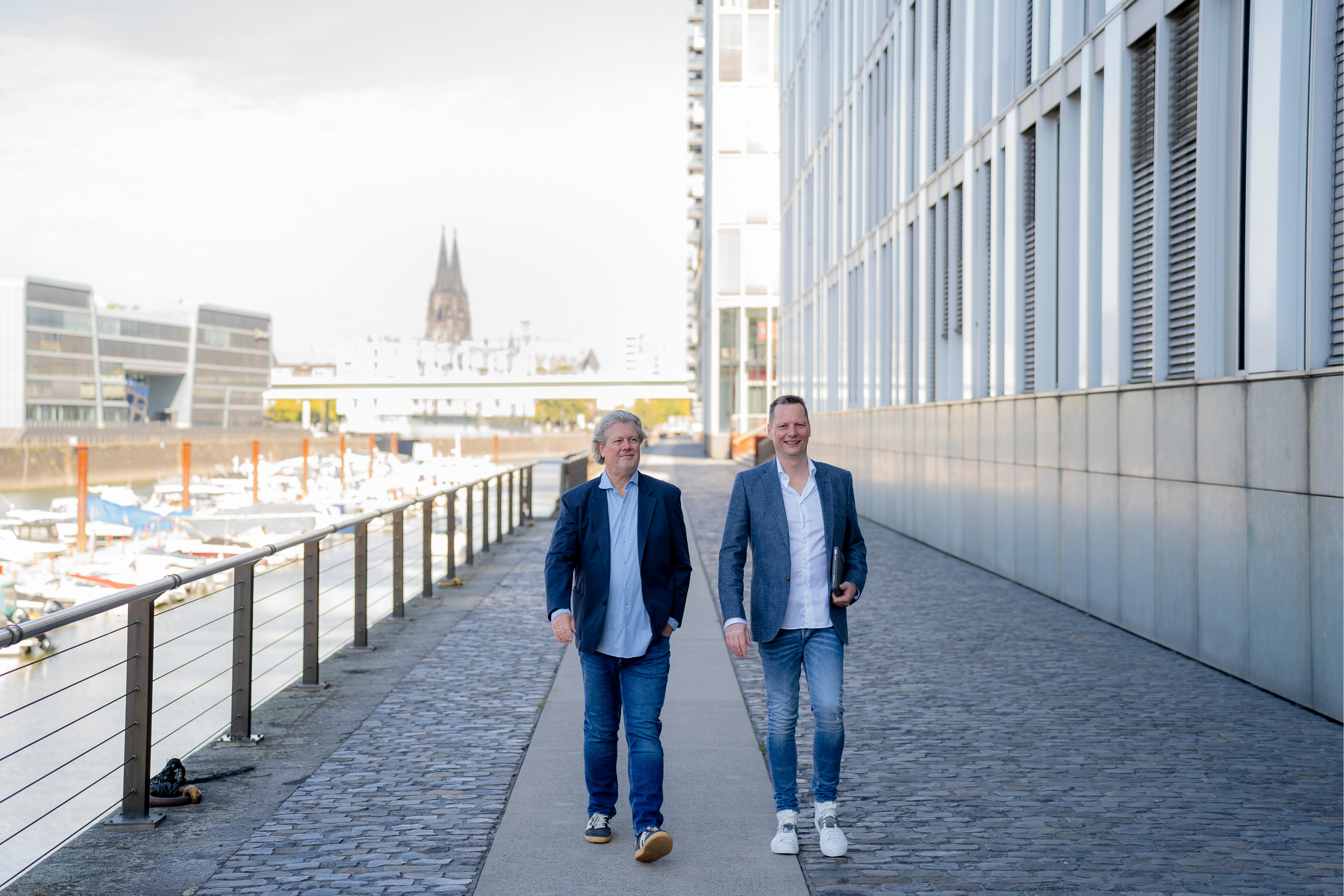 Geschäftsführer Reiner und Dirk am Rheinauhafen