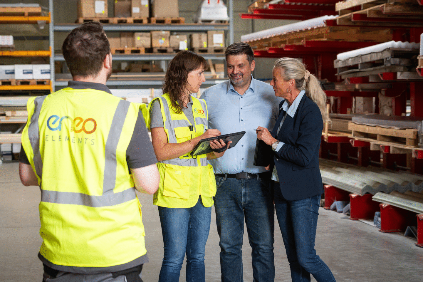 Kunden und Techniker bei der Lichtberatung in der Industriehalle
