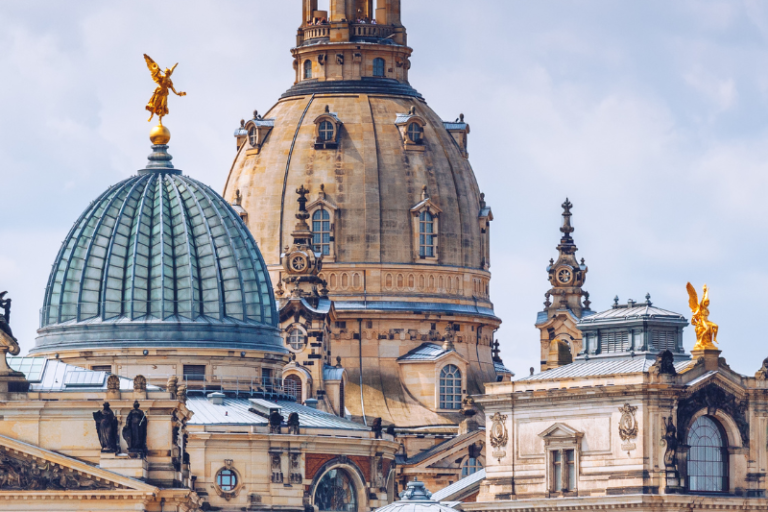 Blick auf die historische Altstadt Dresden im Hochformat