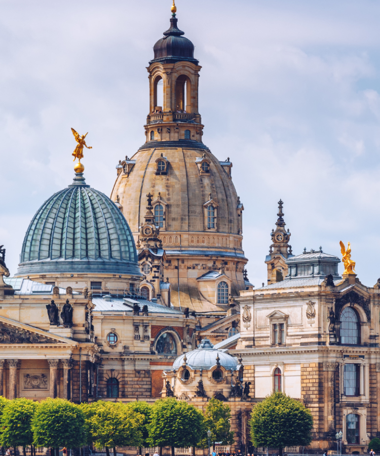 Blick auf die historische Altstadt Dresden im Hochformat