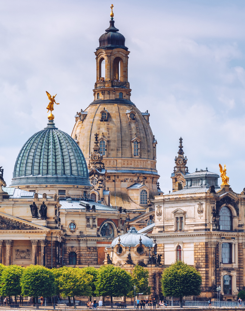 Blick auf die historische Altstadt Dresden im Hochformat