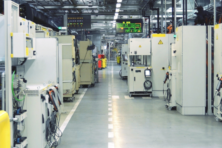 Bereich einer Industriehalle mit moderner LED-Beleuchtung