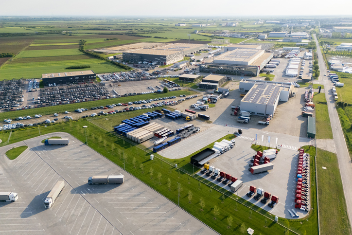 Luftaufnahme eines Lagergeländes für Neuwagen für die Landingpage Ladeinfrastruktur für Industrie und Logistik von eneo Elements